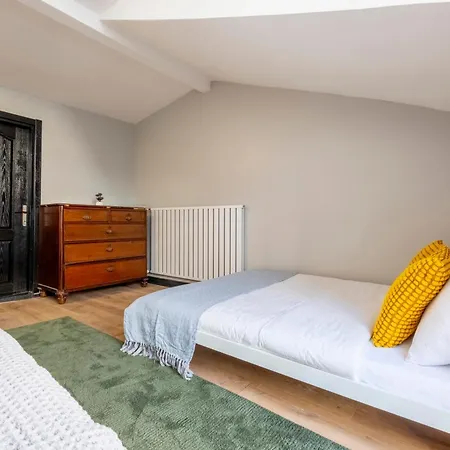 Luxury 4-bedroom House With Private Large Terrace Balcony - 2 Bathrooms