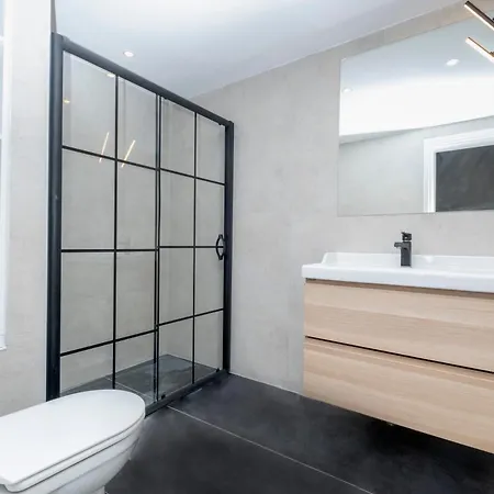 Luxury 4-bedroom House With Private Large Terrace Balcony - 2 Bathrooms