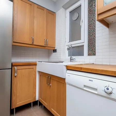 Luxury 4-bedroom House With Private Large Terrace Balcony - 2 Bathrooms *