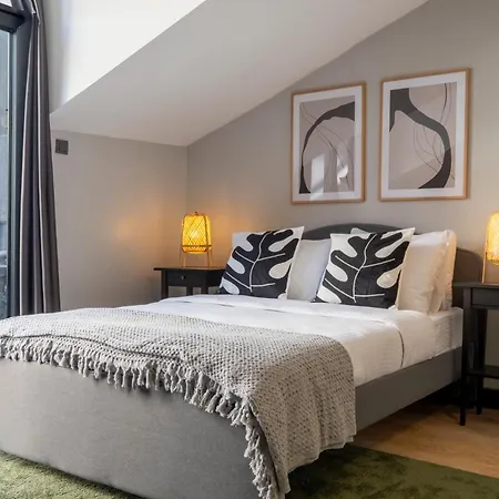 Luxury 4-bedroom House With Private Large Terrace Balcony - 2 Bathrooms *