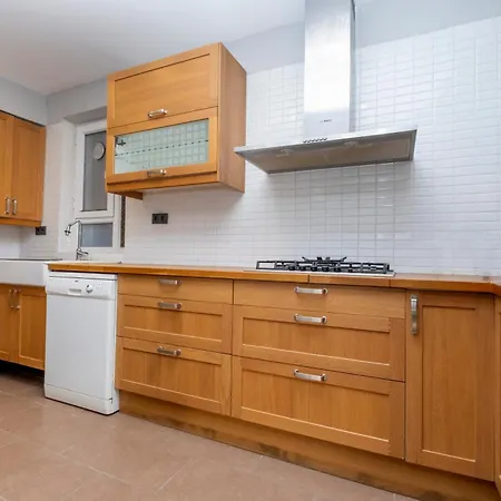 아파트 Luxury 4-bedroom House With Private Large Terrace Balcony - 2 Bathrooms 이스탄불