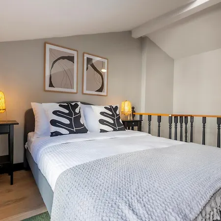 Luxury 4-bedroom House With Private Large Terrace Balcony - 2 Bathrooms 아파트 *