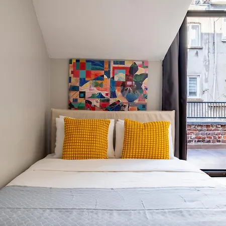 아파트 Luxury 4-bedroom House With Private Large Terrace Balcony - 2 Bathrooms