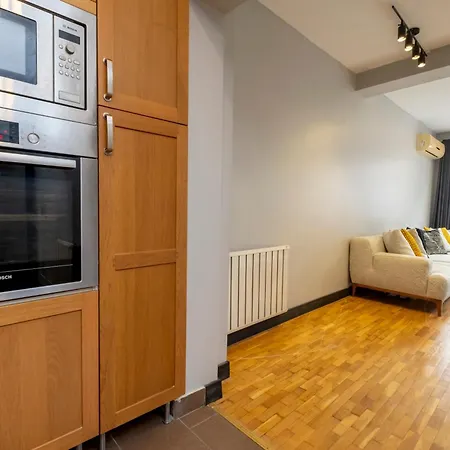 Luxury 4-bedroom House With Private Large Terrace Balcony - 2 Bathrooms *