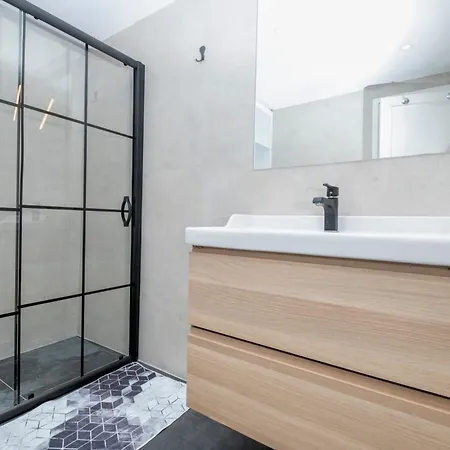 Luxury 4-bedroom House With Private Large Terrace Balcony - 2 Bathrooms *