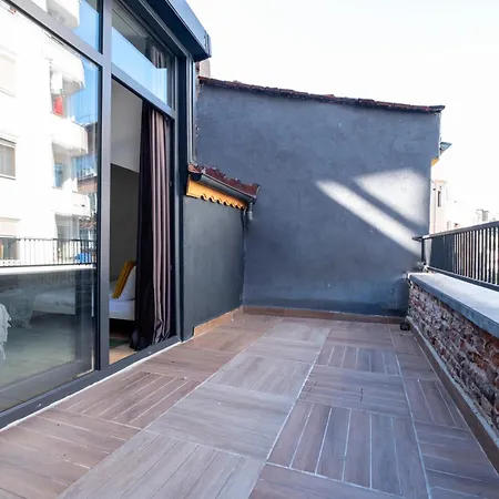 Luxury 4-bedroom House With Private Large Terrace Balcony - 2 Bathrooms 아파트 이스탄불