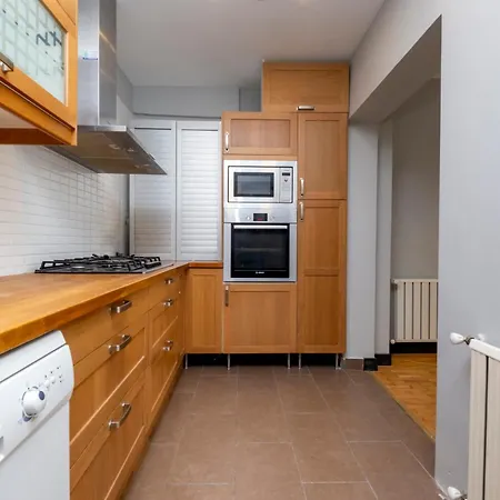 아파트 Luxury 4-bedroom House With Private Large Terrace Balcony - 2 Bathrooms *
