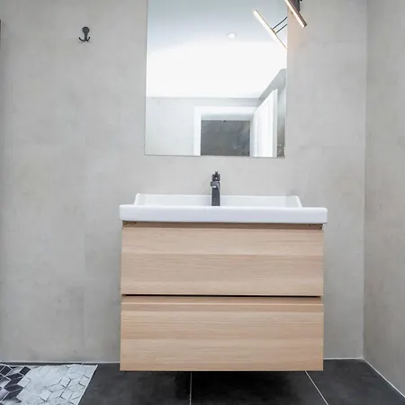 아파트 Luxury 4-bedroom House With Private Large Terrace Balcony - 2 Bathrooms