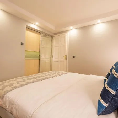 Luxury 4-bedroom House With Private Large Terrace Balcony - 2 Bathrooms 아파트 이스탄불