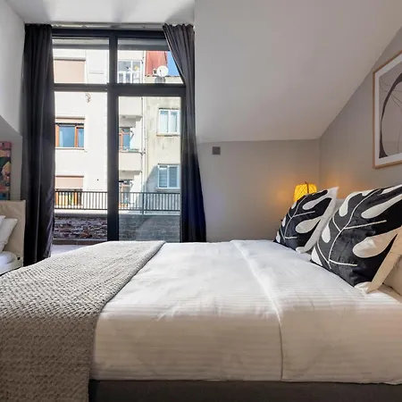 아파트 Luxury 4-bedroom House With Private Large Terrace Balcony - 2 Bathrooms 이스탄불