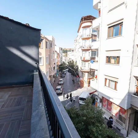 Luxury 4-bedroom House With Private Large Terrace Balcony - 2 Bathrooms * Provincia di Istanbul