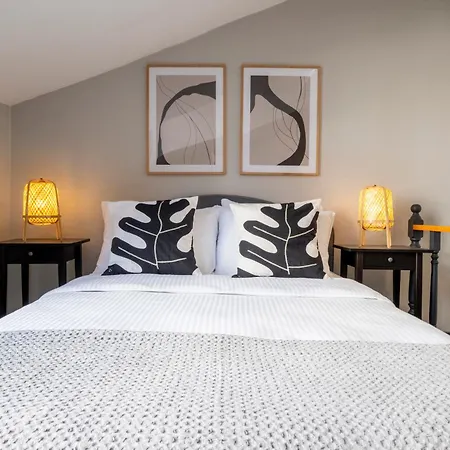 Luxury 4-bedroom House With Private Large Terrace Balcony - 2 Bathrooms 아파트 이스탄불