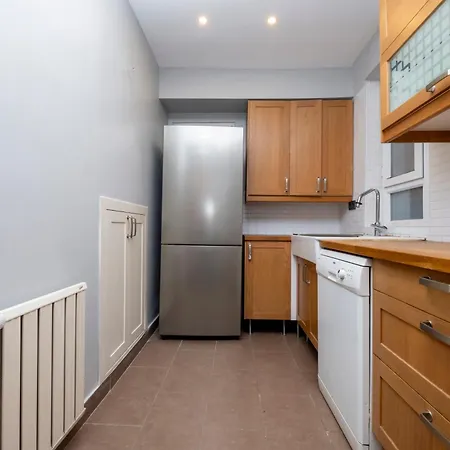 Luxury 4-bedroom House With Private Large Terrace Balcony - 2 Bathrooms 아파트 이스탄불