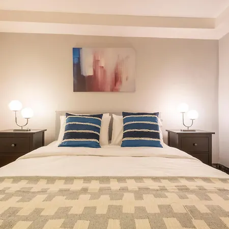 Luxury 4-bedroom House With Private Large Terrace Balcony - 2 Bathrooms *