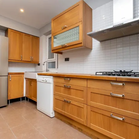 Luxury 4-bedroom House With Private Large Terrace Balcony - 2 Bathrooms * Provincia di Istanbul