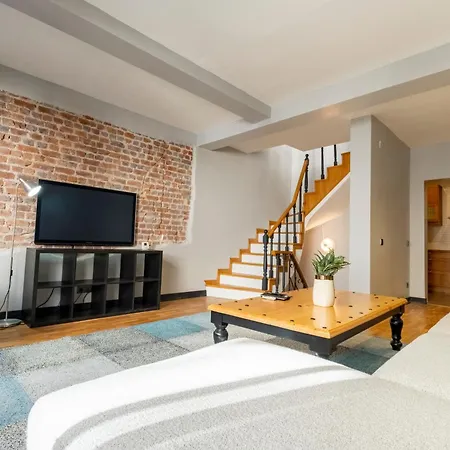Luxury 4-bedroom House With Private Large Terrace Balcony - 2 Bathrooms Appartamento