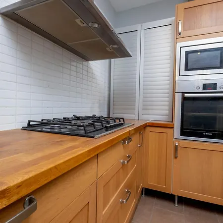 Luxury 4-bedroom House With Private Large Terrace Balcony - 2 Bathrooms 아파트 *